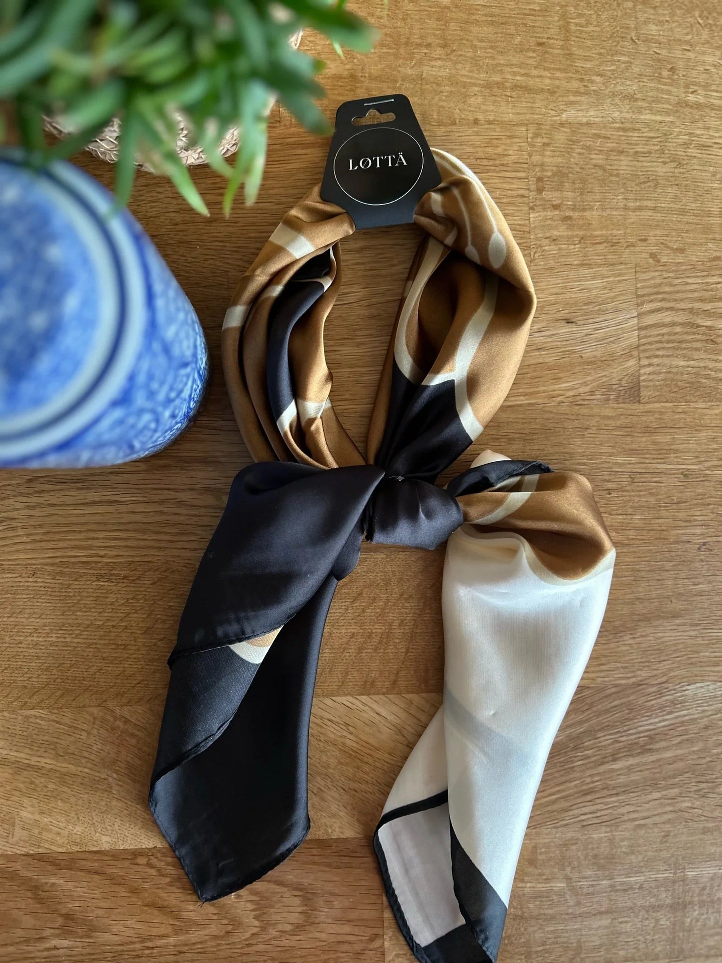 LOTTA Black Cream Caramel Neck Scarf