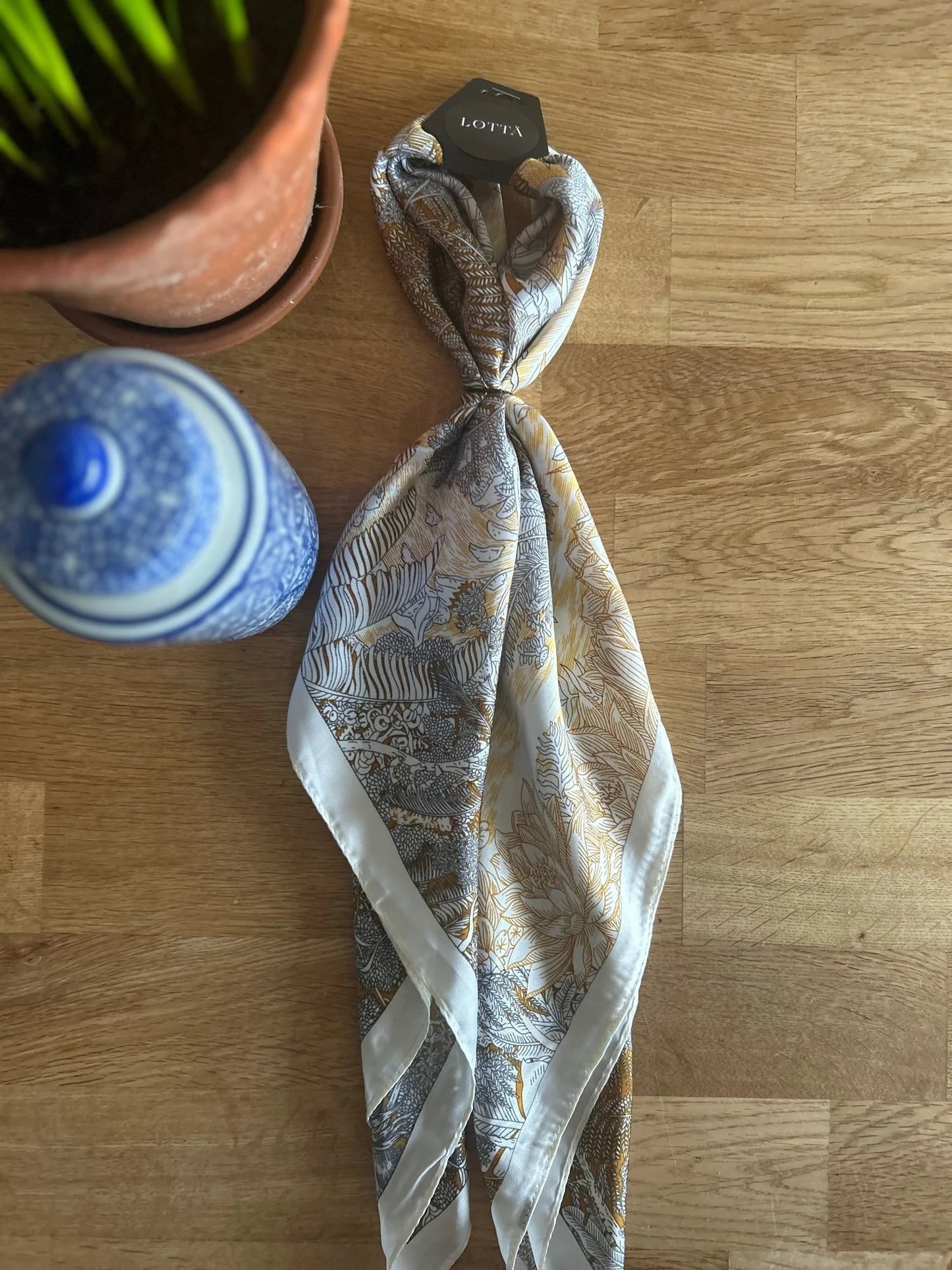 LOTTA Winter whites fauna scarf