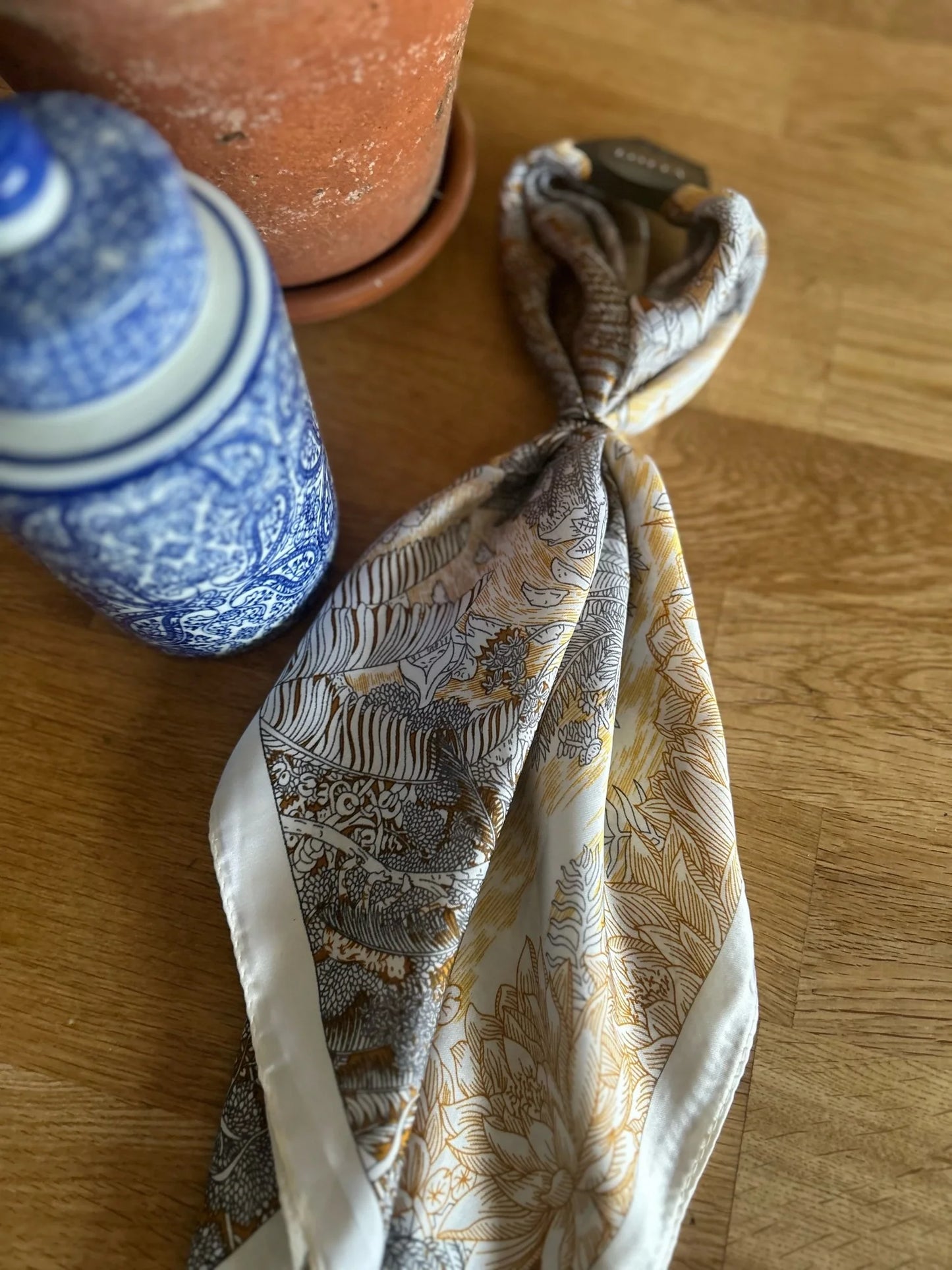 LOTTA Winter whites fauna scarf