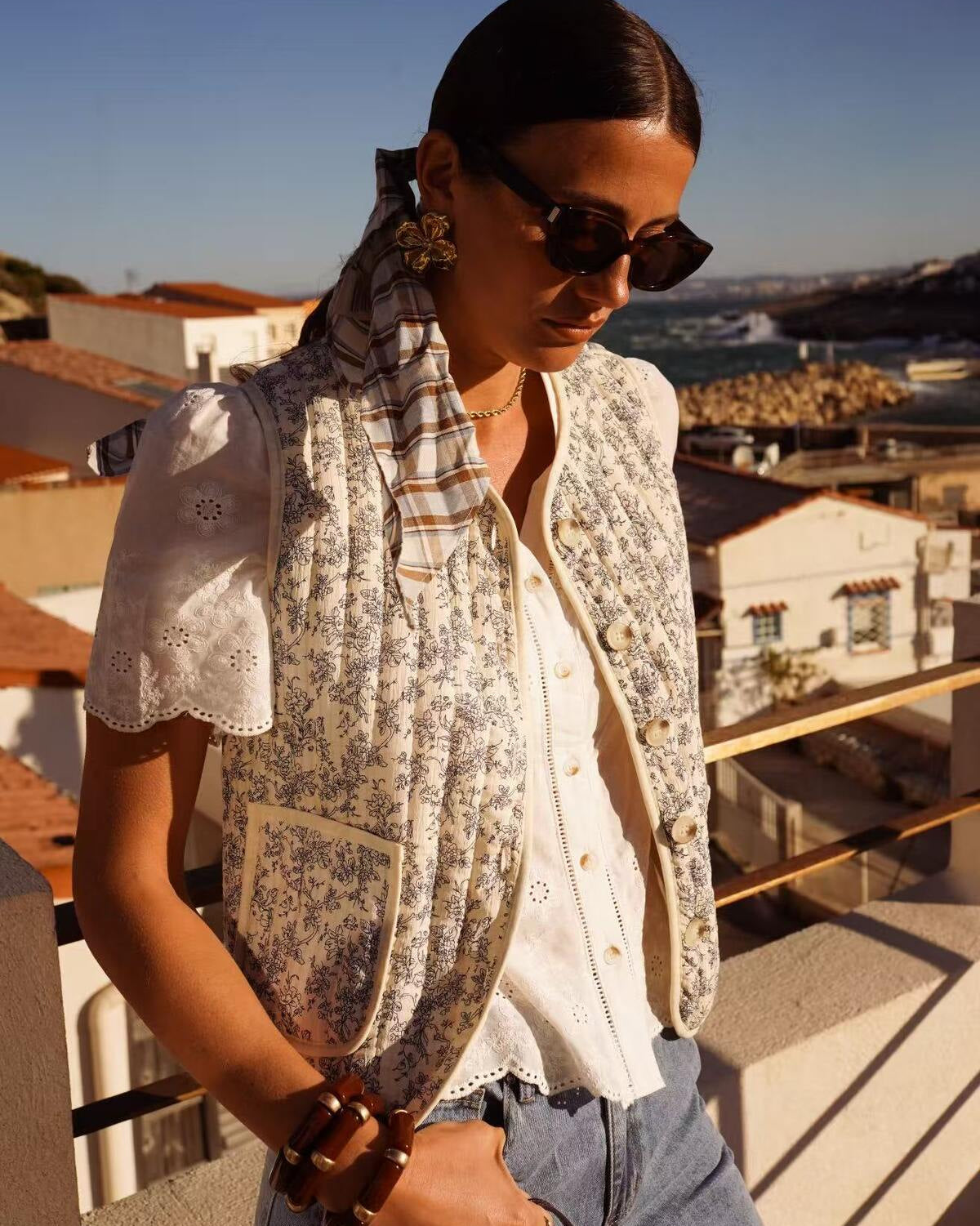 Sleeveless printed jacket
