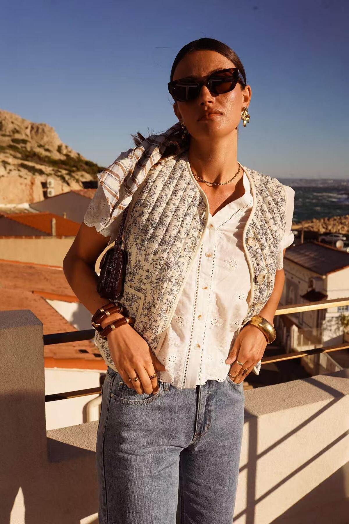 Sleeveless printed jacket