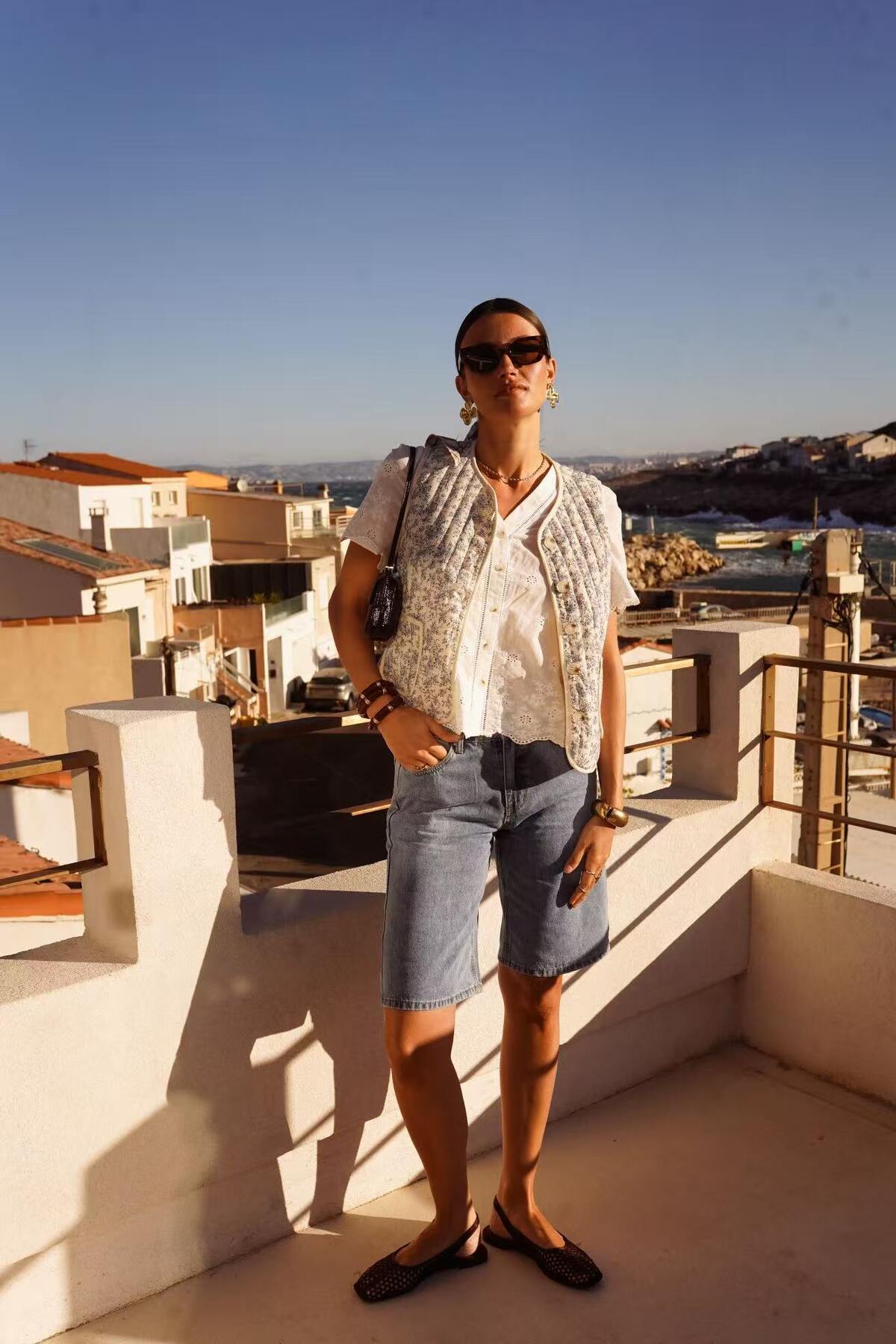 Sleeveless printed jacket