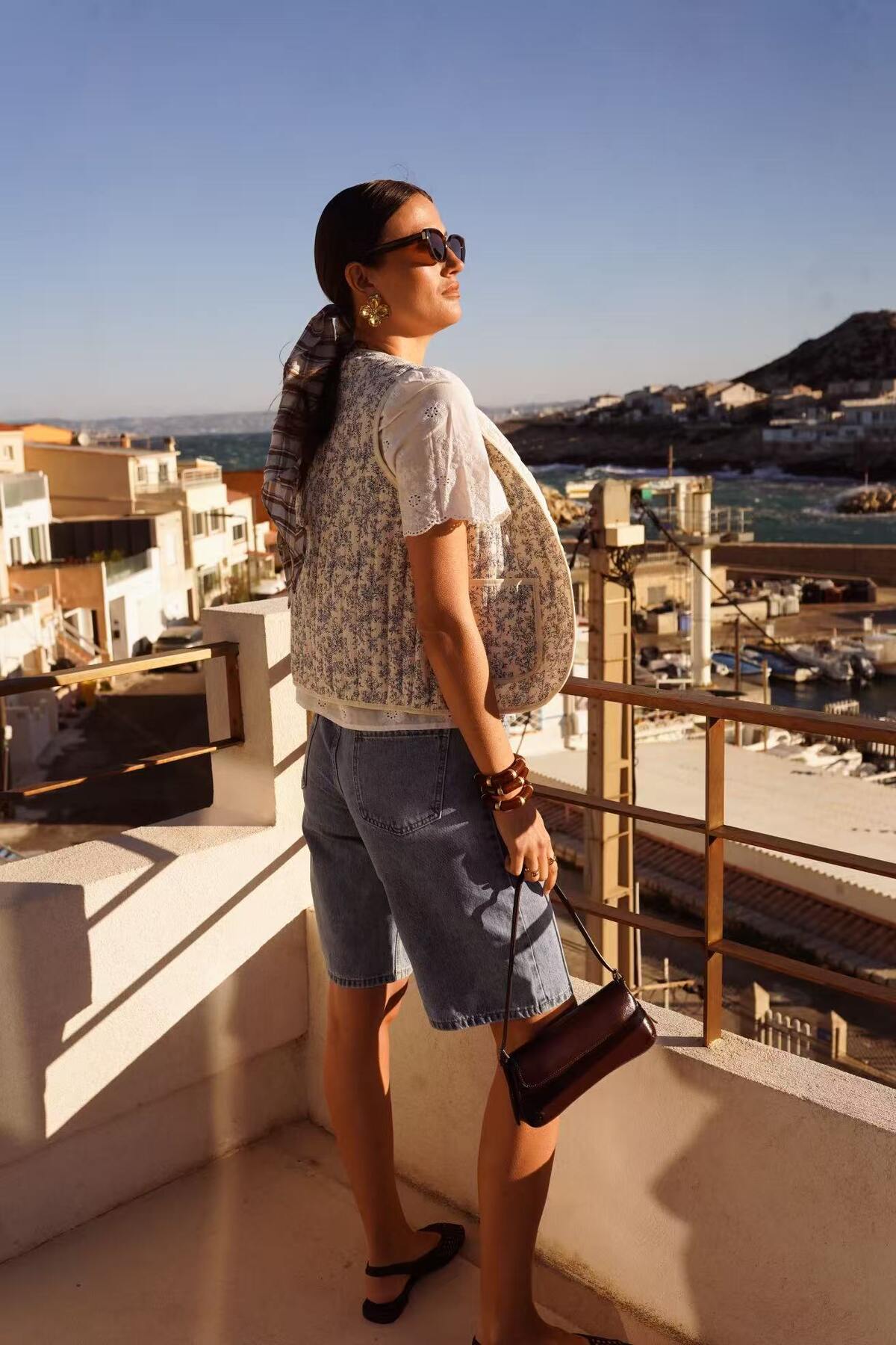 Sleeveless printed jacket